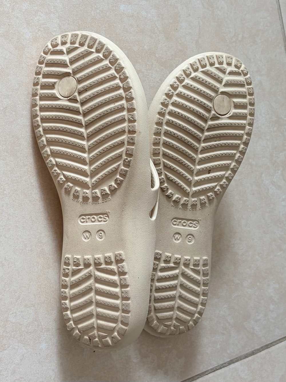 CROCS Women’s Cream-Beige Flip Flop Sandals Sz 9 - Picture 4 of 5